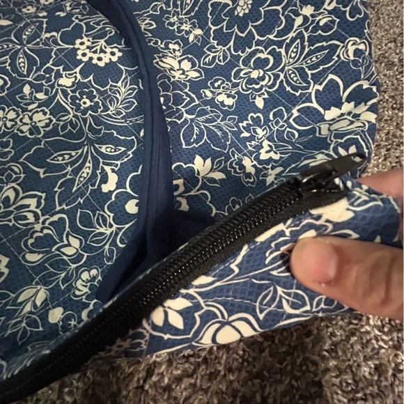 5/$25 Large quilted blue and white floral printed, zippered tote - Picture 4 of 10
